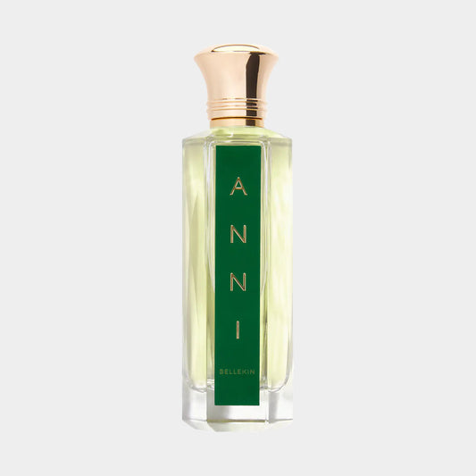 Een volledige fles Bellekin Anni, met een elegante glazen verpakking en een gouden dop, die een frisse, verfijnde geur belooft.