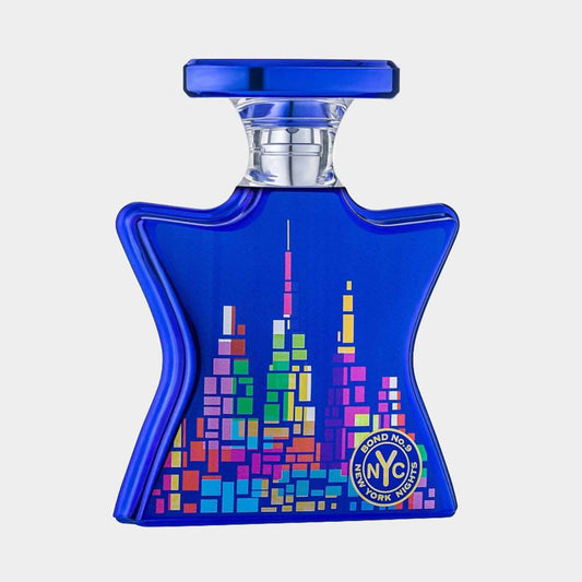 Bond No.9 New York Nights volledige fles met een opvallend blouw en kleurrijk ontwerp dat de skyline van New York uitbeeldt.