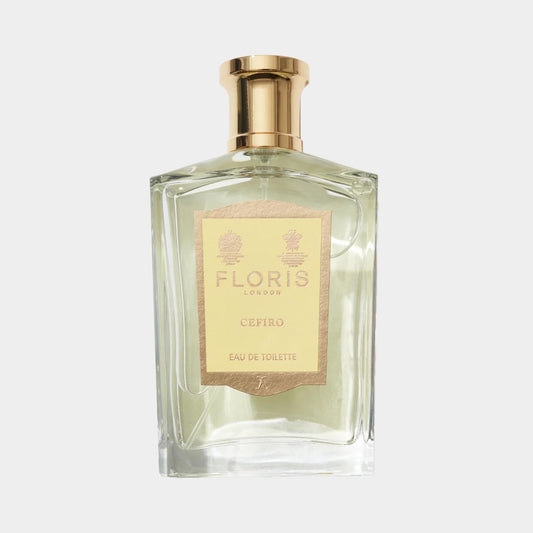 Een fles van 100 ml Floris London Cefiro Eau de Toilette, met een stijlvolle, doorzichtige verpakking en een gouden etiket. Deze geur heeft een frisse, citrusachtige geur die elegantie uitstraalt.