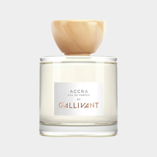 Gallivant Accra volle fles, een elegante parfumfles met een lichte inhoud en een stijlvolle dop van natuursteen.