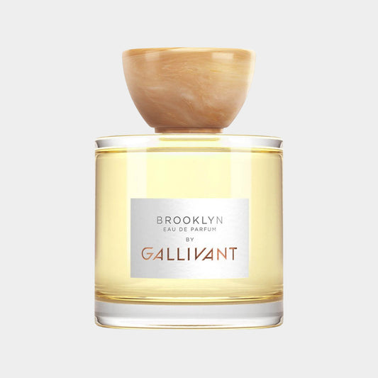 Gallivant Brooklyn full bottle parfum met een elegante, transparante fles en een houten dop, gevuld met een gouden geur.
