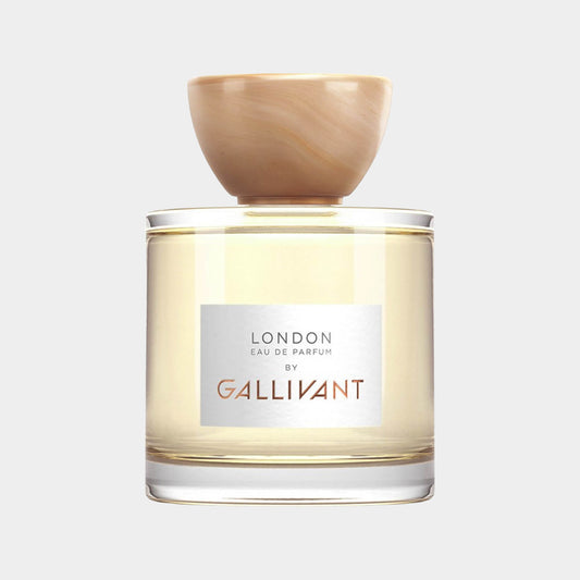 Gallivant London volle fles parfum met een elegante ronde vorm en een houten dop, in een transparante flacon gevuld met lichte geur.