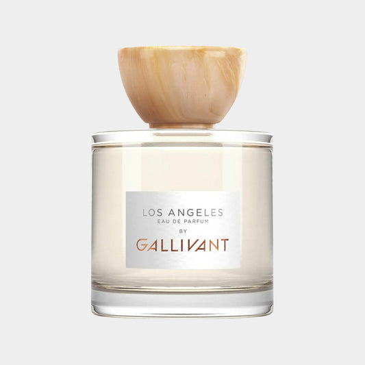 Een volle fles Gallivant Los Angeles parfum met een transparante glazen flacon en een luxe deksel van marmer. Het etiket toont duidelijk de naam en het merk Gallivant.
