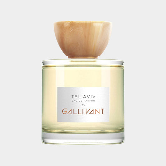 Een volle fles Gallivant Tel Aviv, een eau de parfum, met een elegante glazen verpakking en een natuurlijke houten dop. De geur belichaamt de levendige sfeer van Tel Aviv.