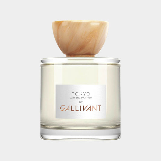 Een volle fles Gallivant Tokyo, een elegant parfum met een minimalistisch ontwerp en een stijlvolle, marmeren dop. Het etiket benadrukt de naam van het parfum en het merk Gallivant.