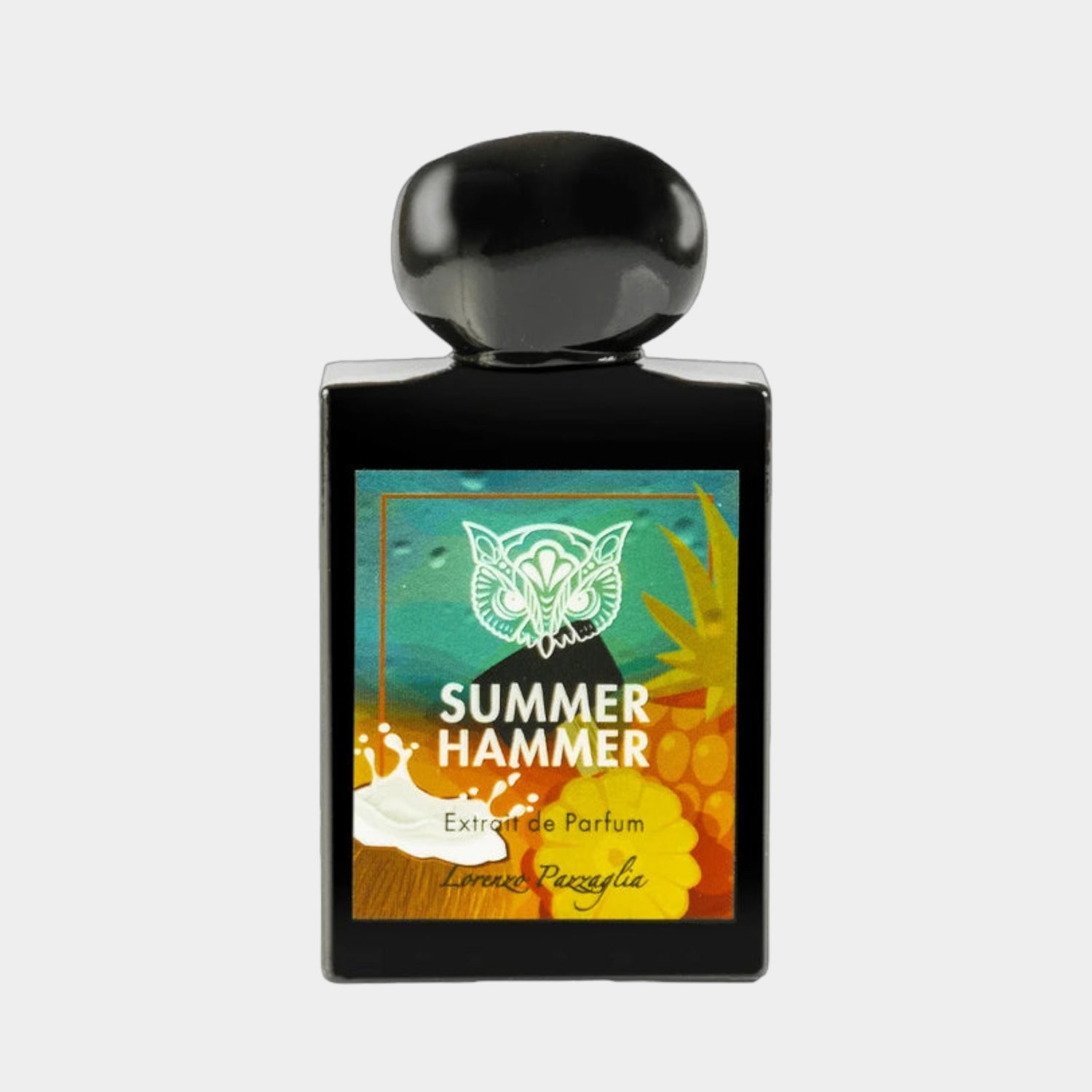Een volle fles Lorenzo Pazzaglia Summer Hammer, een parfum extract met een kleurrijke etiket dat tropische elementen en een speelse uitstraling accentueert.