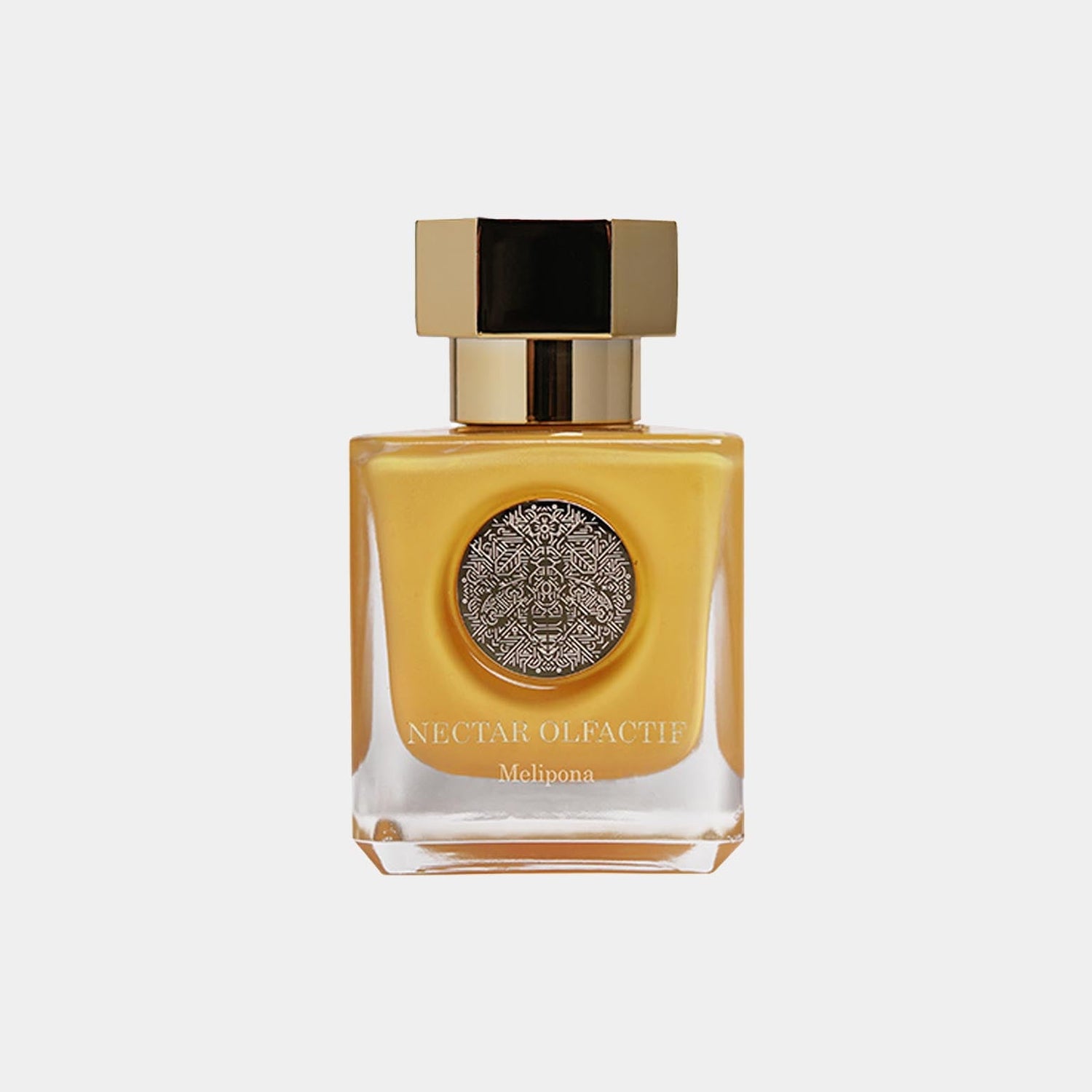 Een volle geurflacon van Nectar Olfactif Melipona, met een gouden uitstraling en een stijlvolle dop. De flacon heeft een gedetailleerd emblem op de voorkant.