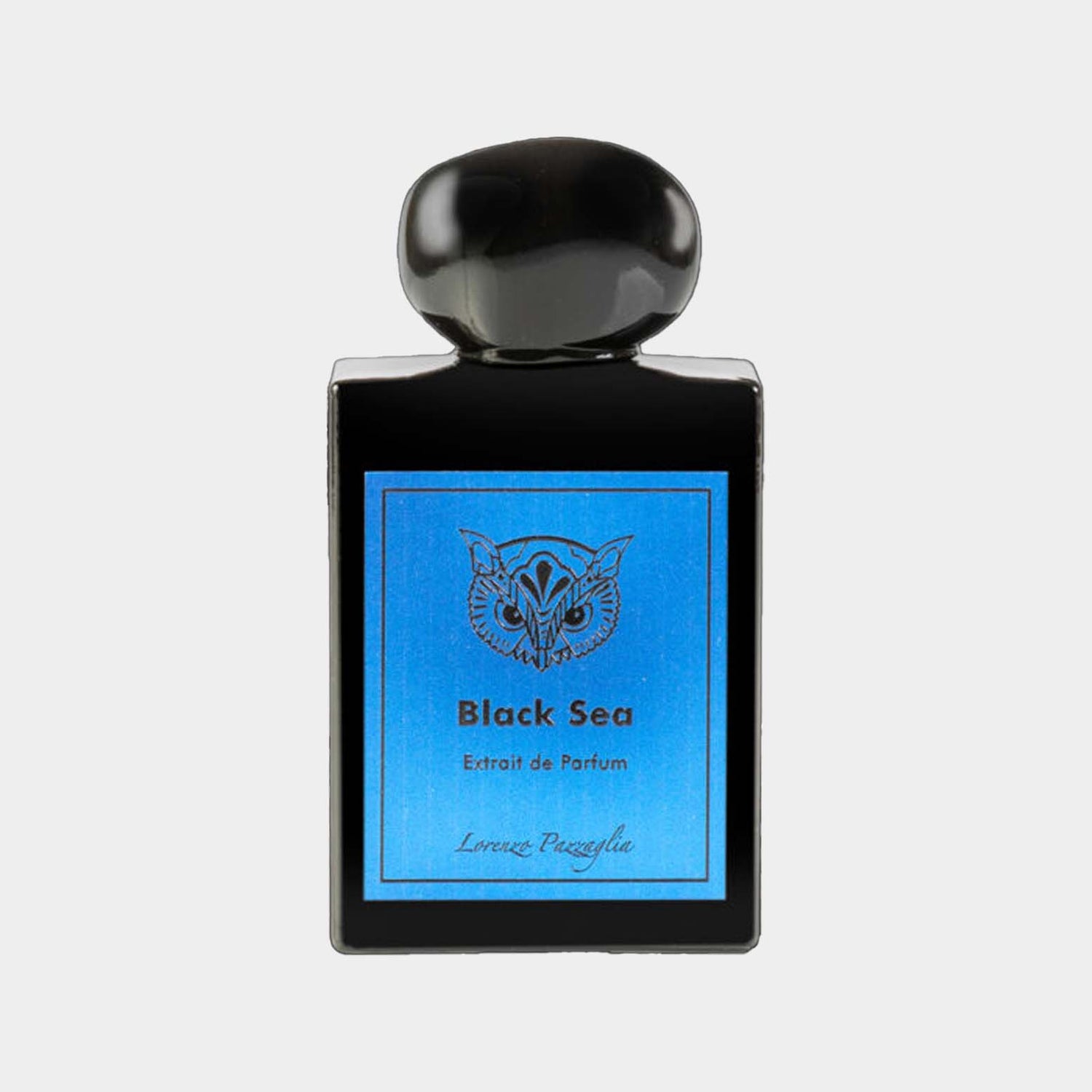 Lorenzo Pazzaglia Black Sea Sample, een elegant zwart parfumflesje met een blauwe label, dat de diepte en mysterie van de zee weerspiegelt.