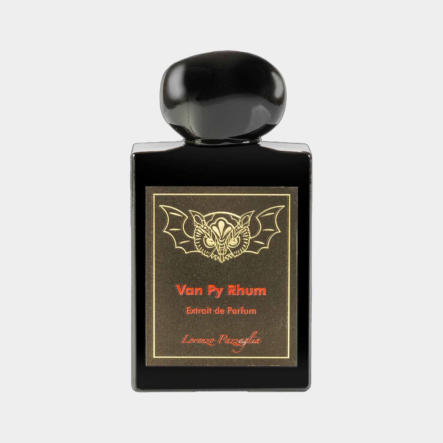 Een elegant zwart parfumflesje van Lorenzo Pazzaglia met de naam Van Py Rhum in gouden letters, versierd met een afbeelding van een vleermuis. Het flesje bevat een luxe extrait de parfum.
