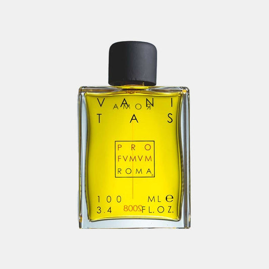 Een volle fles van Profumum Roma Vanitas, met een helder, goudkleurig parfum in een rechthoekige glazen fles met een zwarte dop. De fles bevat 100 ml parfum.