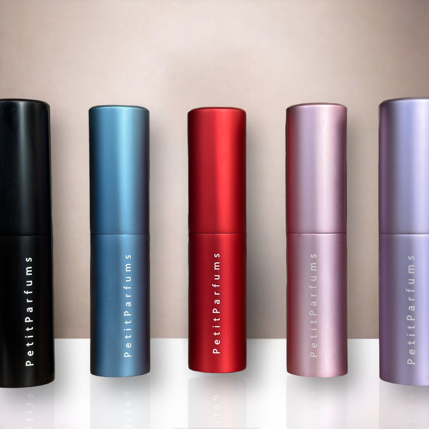 Travel Spray 5 ML - PetitParfums in verschillende kleuren, ideaal voor onderweg. Compact en stijlvol voor het gemakkelijk mee nemen van parfums.