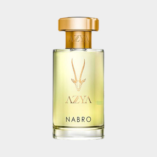 Een elegante full bottle van Azya Nabro parfum, met een gouden dop en een fraai etiket. De fles heeft een strakke, moderne uitstraling met heldere tinten.